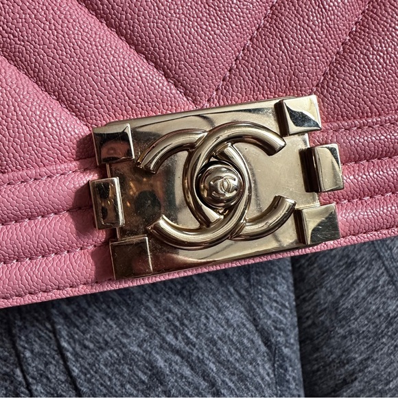 CHANEL CHEVRON OLD MEDIUM BOY IN SAKURA PINK - Picture 11 of 16